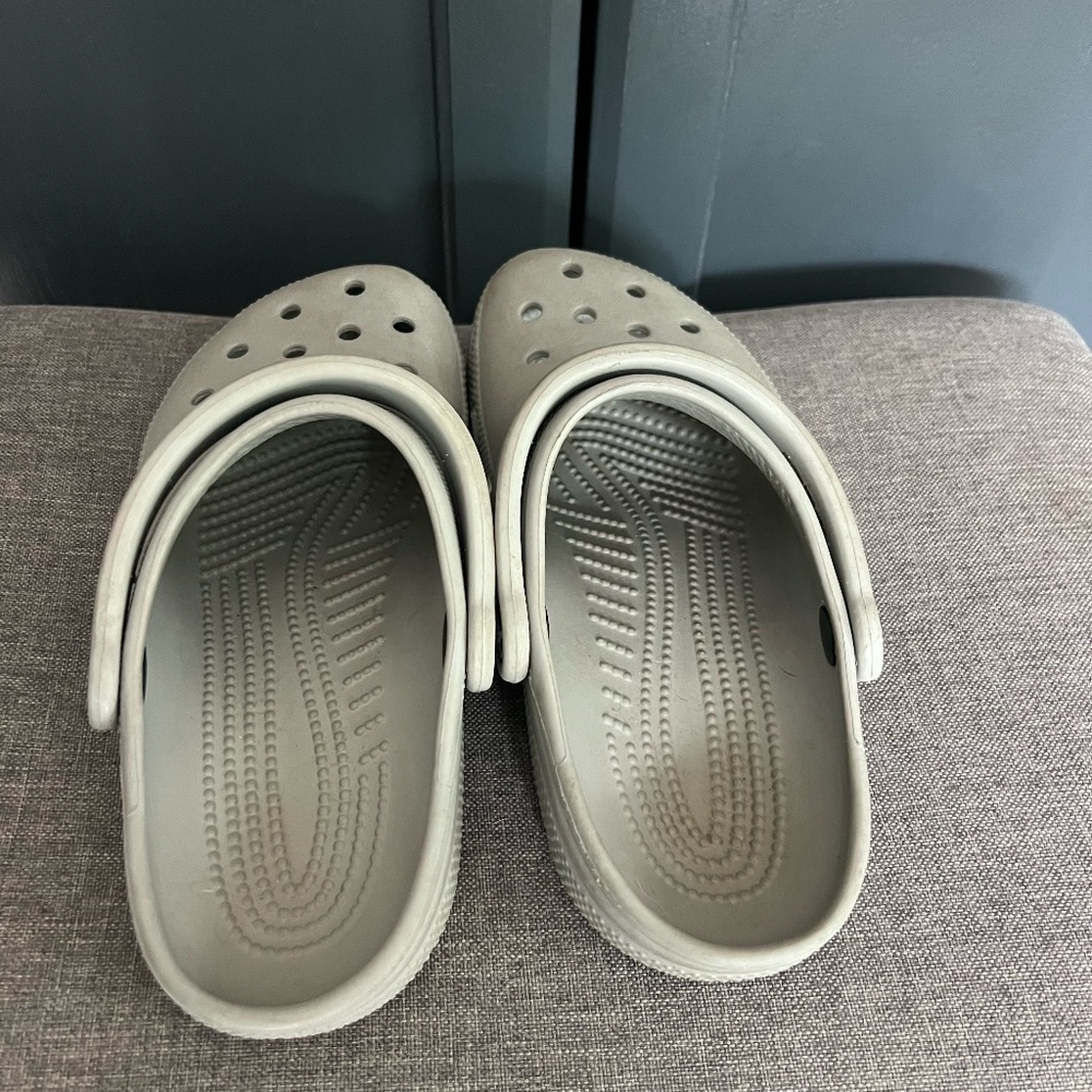 Unisex Gray Crocs. Womens 6, Mens 4
